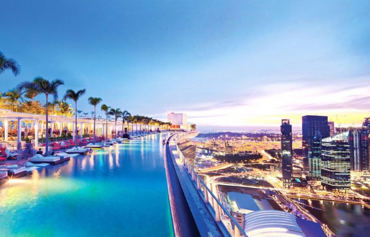 Marina Bay Sands (Singapore): Khách sạn sở hữu hồ bơi vô cực trên tầng thượng lớn nhất thế giới (chiều dài gần 150m). Từ tầng 57, bạn có thể ngắm nhìn ánh đèn lấp lánh của thành phố trong đêm. Vào ban ngày, du khách có thể tắm nắng trên những dãy ghế dài sang trọng với ly champagne trên tay. Ảnh: Marina Bay Sands.