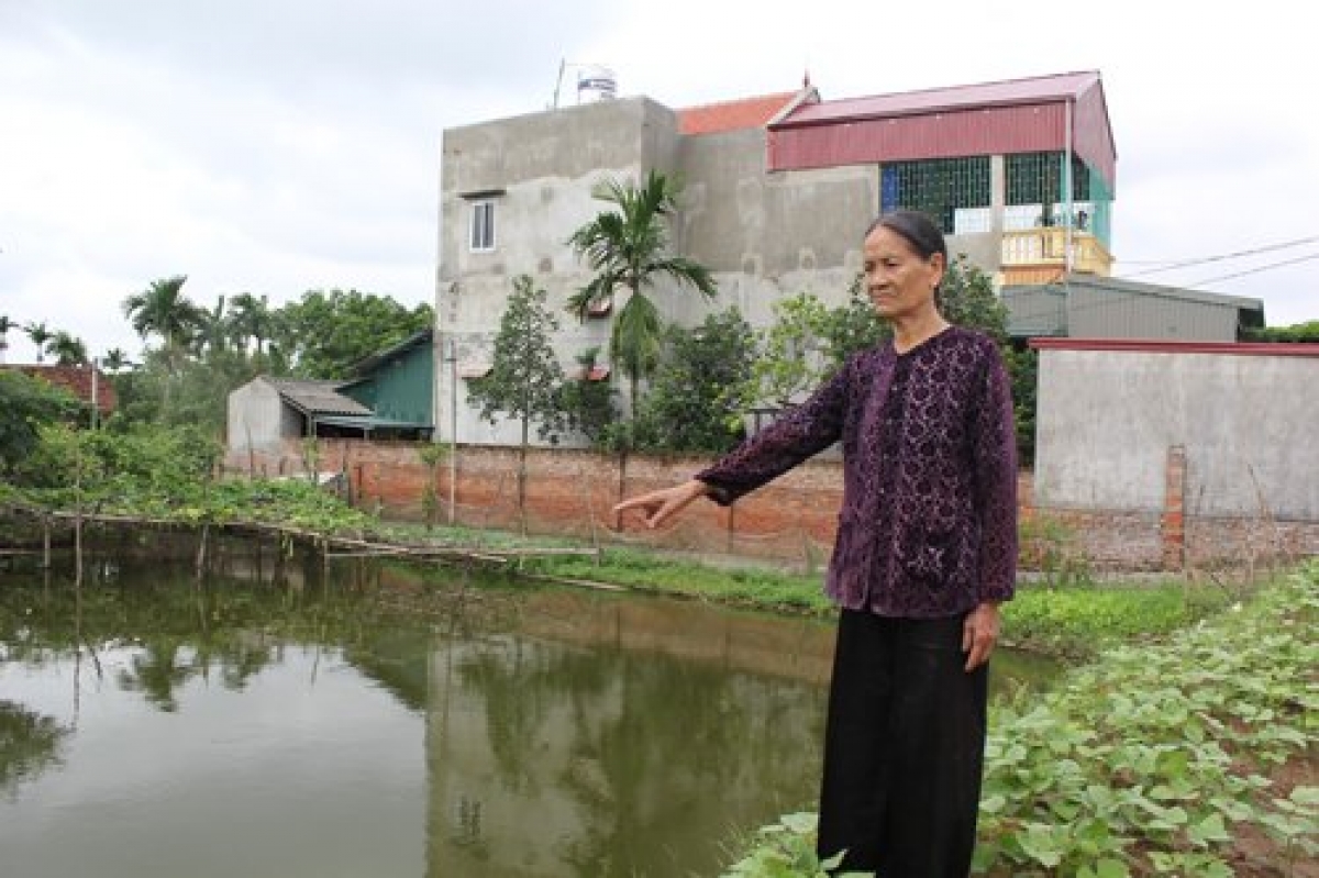Bà Phạm Thị Hoa, nguyên Xã đội phó Tri Thủy, kể lại và chỉ dẫn nơi hy sinh của anh hùng liệt sĩ Trương Văn Tôn.