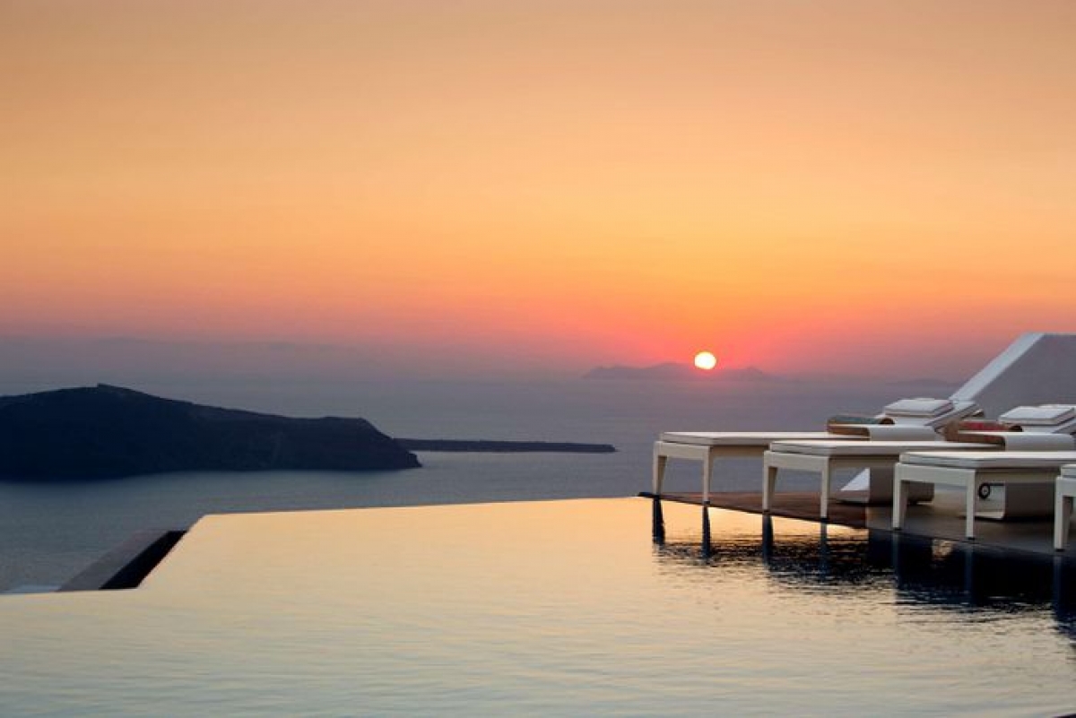 Grace Santorini Hotel (Santorini, Hy Lạp): Nằm bên bờ biển Aegean, Grace Santorini là khách sạn phong cách boutique với tầm nhìn tuyệt vời. Từ hồ bơi vô cực dài 22m, du khách có thể ngắm nhìn toàn cảnh miệng núi lửa Caldera nổi tiếng. Khách sạn cũng thiết kế quầy bar bên hồ bơi để du khách nhâm nhi cocktail và thưởng thức loạt đặc sản hấp dẫn của Hy Lạp. Ảnh: Virtuso.