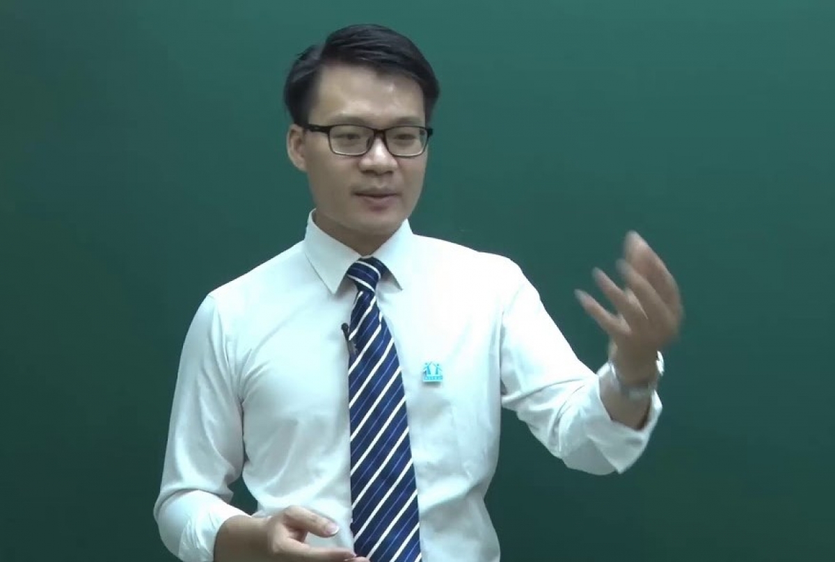 Thầy Vũ Khắc Ngọc (Trung tâm HOCMAI) chỉ ra sự chênh lệch giữa điểm trúng tuyển đại học các tổ hợp có môn tiếng Anh với các tổ hợp xét tuyển khác.