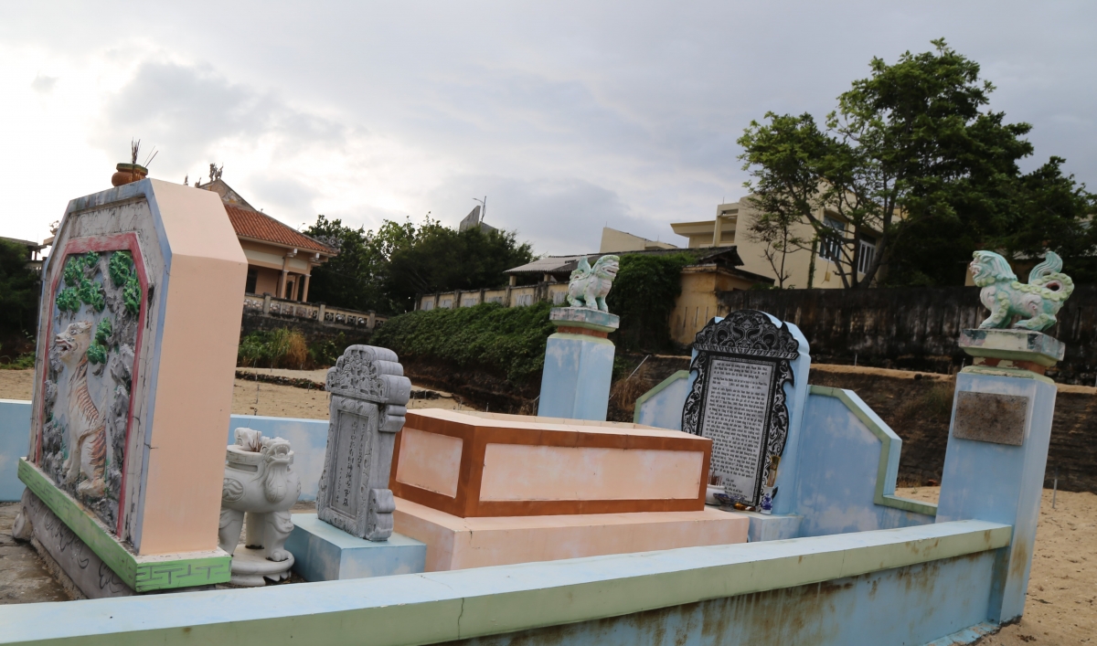 Khu lăng mộ của Chánh đội trưởng suất đội Hoàng Sa Phạm Hữu Nhật được tôn tạo năm 2013 tại xã An Vĩnh, huyện đảo Lý Sơn, Quảng Ngãi. Nguồn: Internet 