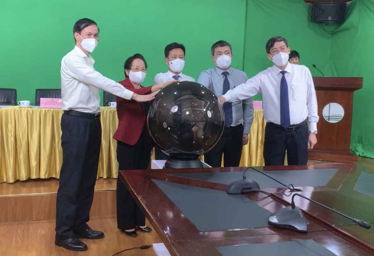 Nguyên Phó Chủ tịch nước Nguyễn Thị Doan, GS.TS Lê Quân - Giám đốc Đại học Quốc gia Hà Nội, GS.TS Nguyễn Quý Thanh - Hiệu trưởng trường Đại học Giáo dục, Ông Ngô Diên Hy - Phó tổng giám đốc VNPT và ông Vũ Minh Đức - Cục trưởng Cục nhà giáo, Bộ GD&ĐT tại lễ ra mắt Kênh trực tuyến hỗ trợ giáo dục tiểu học 