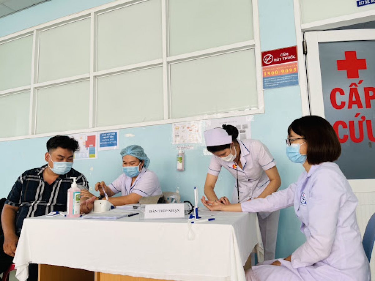 Khám sàng lọc bệnh nhân trước khi tiếp nhận vào bệnh viện. Ảnh minh họa 