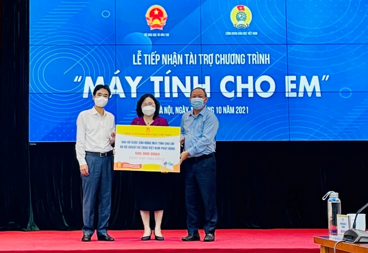Thứ trưởng Bộ GD-ĐT Ngô Thị Minh tiếp nhận ủng hộ của NXB Giáo dục Việt Nam cho Chương trình 