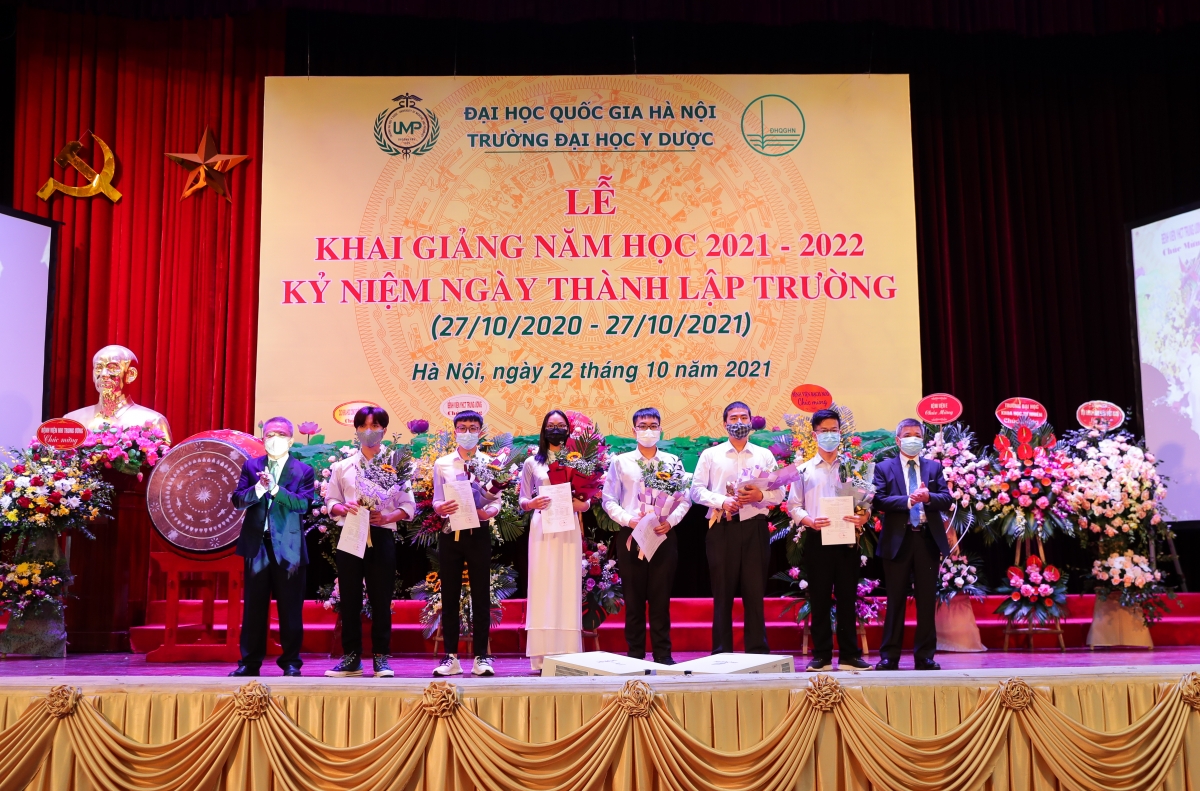 Lãnh đạo Trường ĐH Y Dược (ĐH Quốc gia Hà Nội) tặng quà cho những tân sinh viên có kết quả đầu vào xuất sắc 
