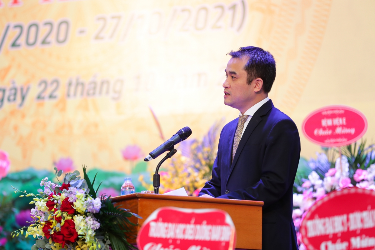PGS.TS Trần Bảo Sơn - Phó Giám đốc Đại học quốc gia Hà Nội phát biểu tại lễ kỷ niệm 1 năm thành lập Trường ĐH Y Dược (ĐH Quốc gia Hà Nội) 