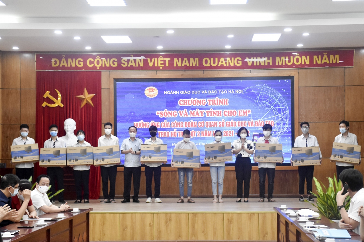 Ngành Giáo dục Hà Nội trao máy tính cho các học sinh nhận hỗ trợ đợt 2 chương trình 