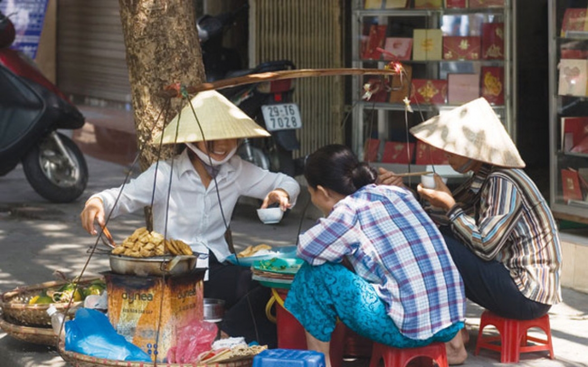 Đối với nhiều lao động tự do, sở hữu tấm thẻ BHYT vẫn ngoài tầm với. Nguồn: Internet