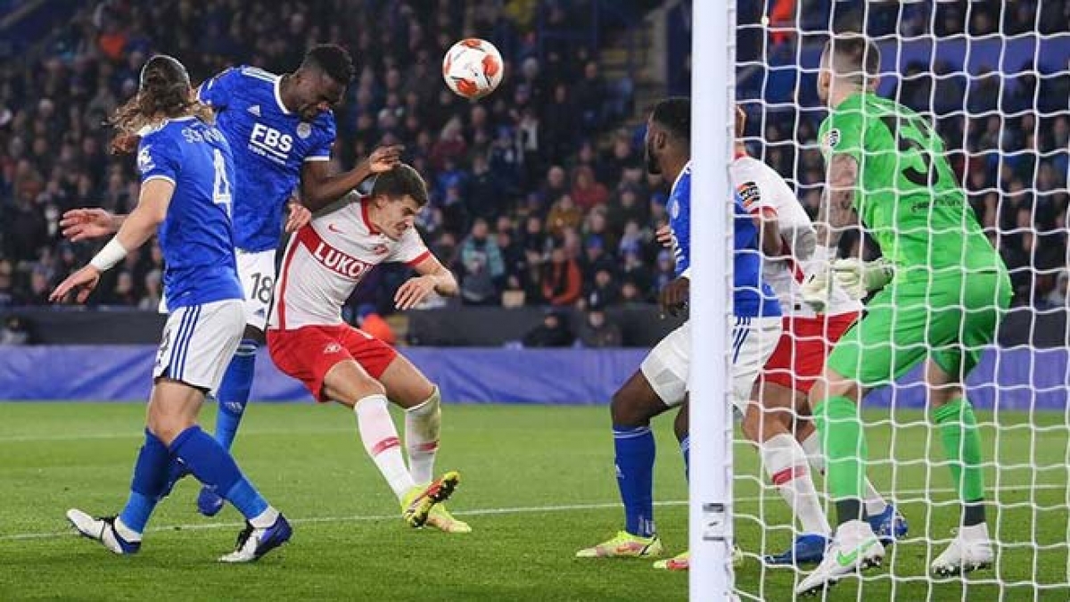 Leicester City (trang phục xanh trắng) đang thể hiện phong độ đáng thất vọng (Ảnh: Internet) 