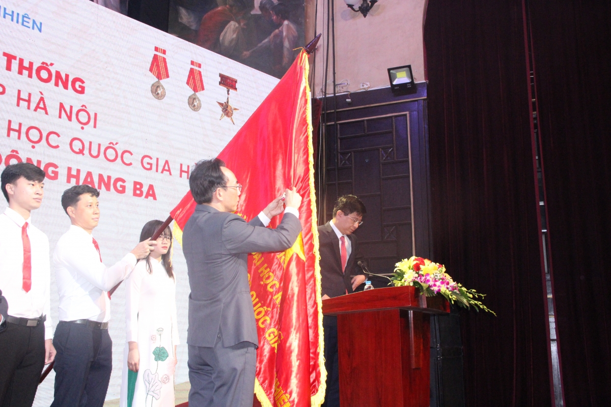 Thứ trưởng Hoàng Minh Sơn gắn huân chương Lao động hạng Ba lên lá cờ truyền thống của Trường ĐH Khoa học Tự nhiên ĐH Quốc gia Hà Nội 