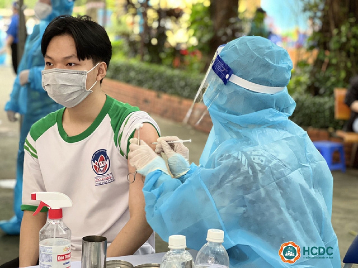 Người làm công tác tiêm chủng vaccine phòng COVID-19 cũng được tăng phụ cấp