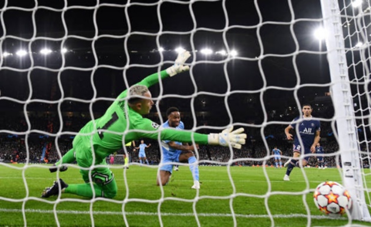 Raheem Sterling loại bỏ thủ thành Keylor Navas (Ảnh: Internet)