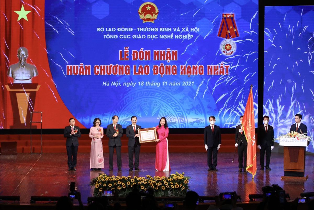 Phó Chủ tịch nước Võ Thị Ánh Xuân trao Huân chương Lao động hạng Nhất
​​​​​ cho Tổng cục Giáo dục nghề nghiệp (Bộ Lao động-Thương binh và Xã hội)