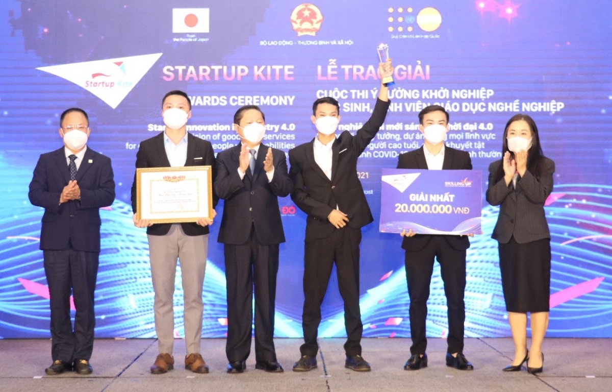 Thứ trưởng Bộ LĐ-TB&XH Lê Tấn Dũng trao giải Nhất cho dự án
