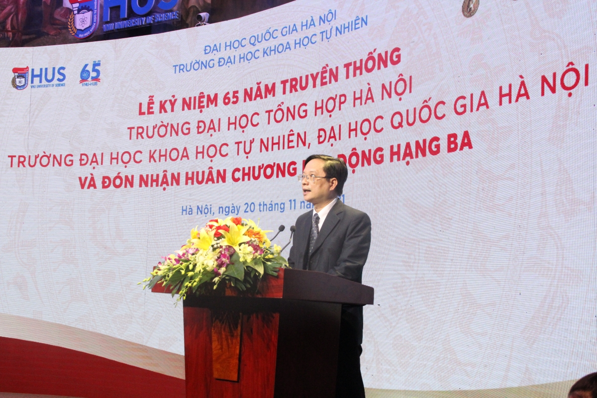 PGSTSKH Vũ Hoàng Linh Hiệu trưởng trường ĐHKHTN ĐHQGHN phát biểu tại buổi lễ 