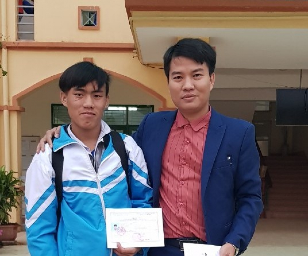 Thầy Nguyễn Văn Tập cùng học trò của mình tại trường phổ thông dân tộc nội trú THPT huyện Nậm Pồ (Điện Biên) 