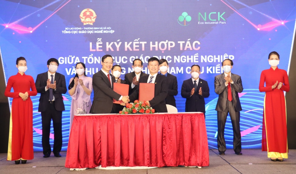 Lễ ký kết hợp tác giữa Tổng cục Giáo dục nghề nghiệp với các doanh nghiệp trong khuôn khổ Vòng chung kết Startup Kite 2021