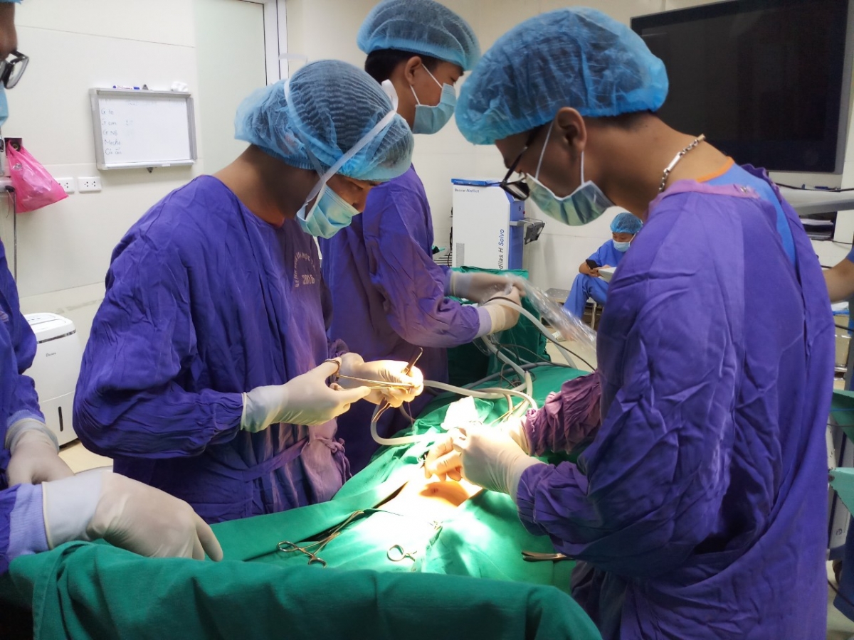 BS Nguyễn Đình Liên thực hiện mổ nội soi thoát vị bẹn cho con chị Lương