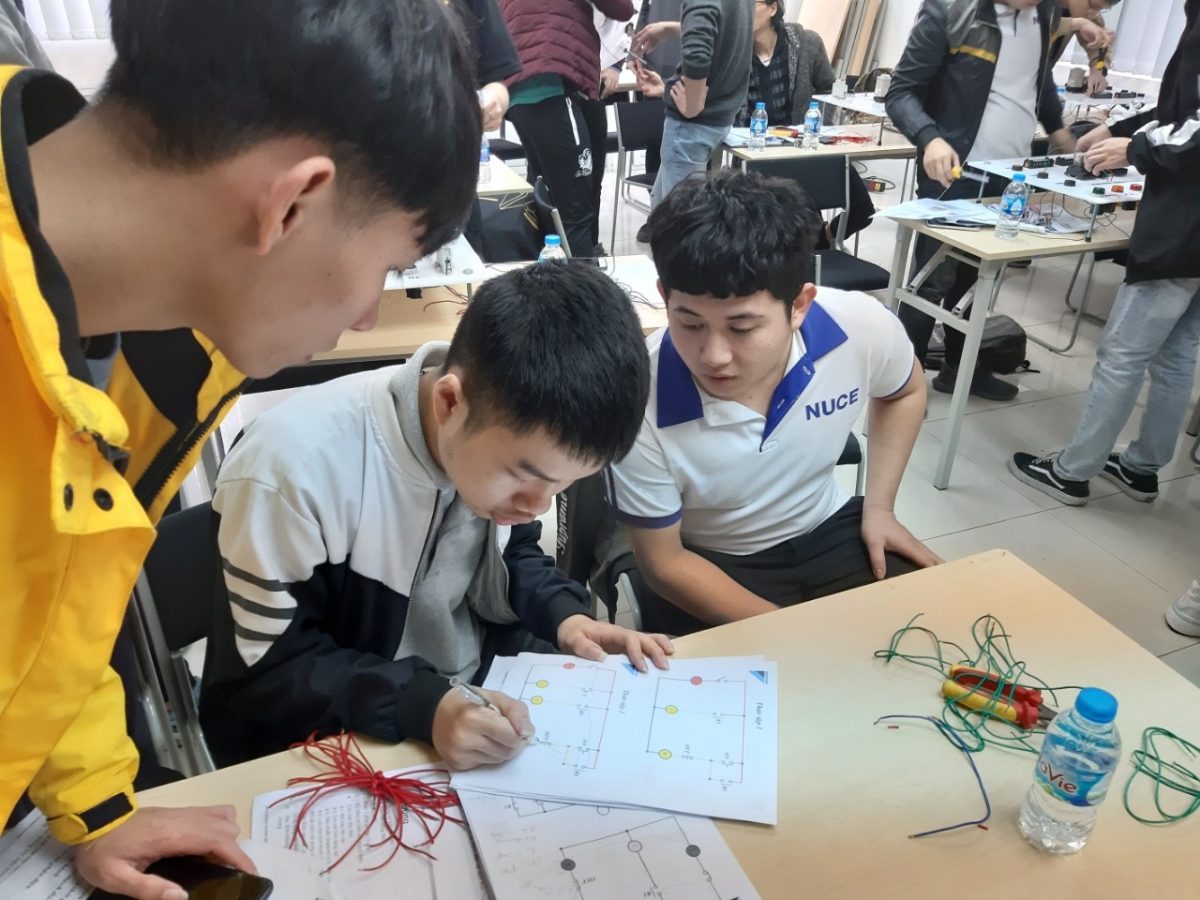 Sinh viên ngành Hệ thống kỹ thuật trong công trình của trường Đại học Xây dựng Hà Nội
thực tập lắp mạch điện ở doanh nghiệp 