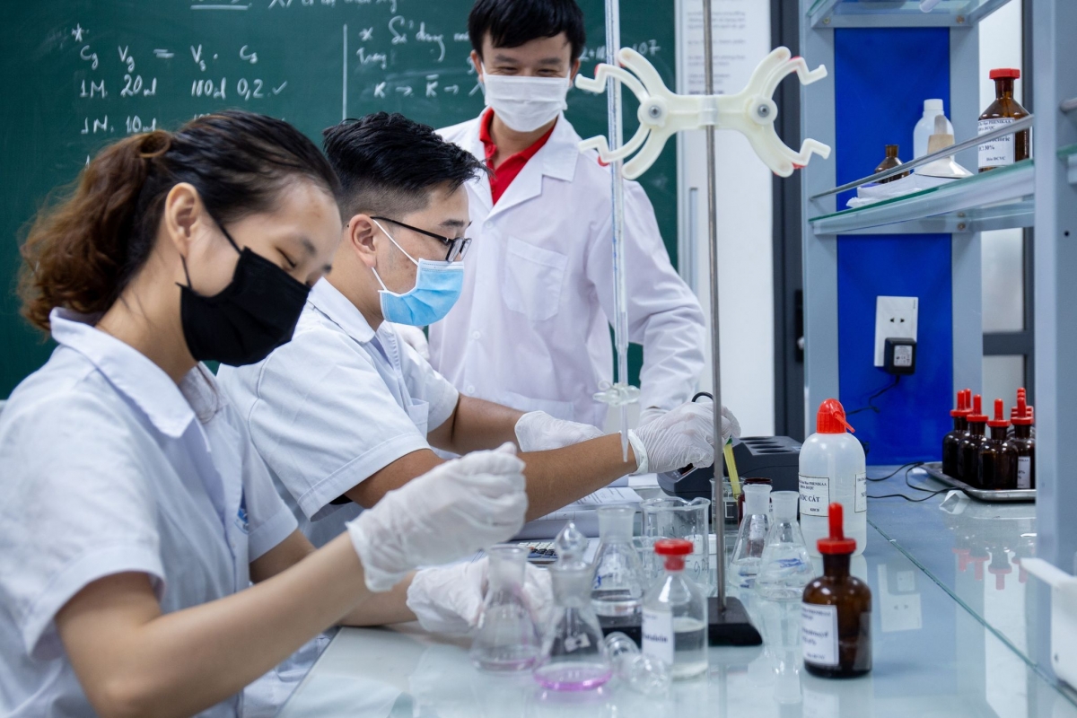 Sinh viên trường ĐH Phenikaa trong phòng thí nghiệm 