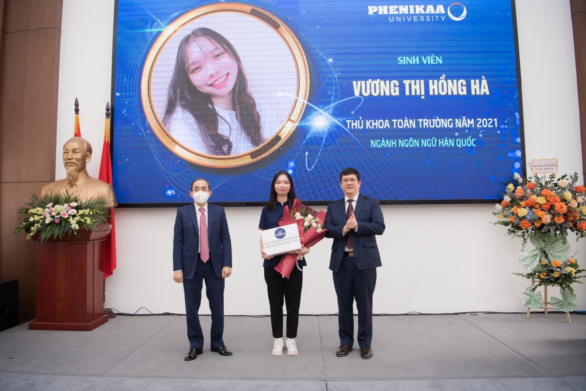 GS TS Phạm Thành Huy hiệu trưởng trao học bổng chúc mừng Thủ khoa Vương Thị Hồng Hà  