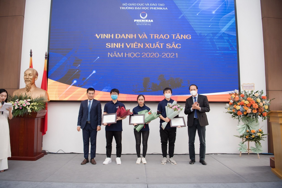 GSTS Nguyễn Văn Hiếu Phó hiệu trưởng nhà trường trao tặng phần thưởng cho những sinh viên xuất sắc năm học 2020-2021