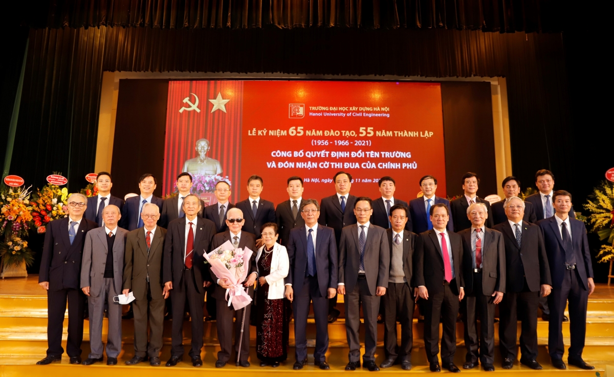 Thứ trưởng Bộ GD&ĐT Hoàng Minh Sơn chụp ảnh lưu niệm cùng
Lãnh đạo trường Đại học Xây dựng Hà Nội qua các thời kỳ 