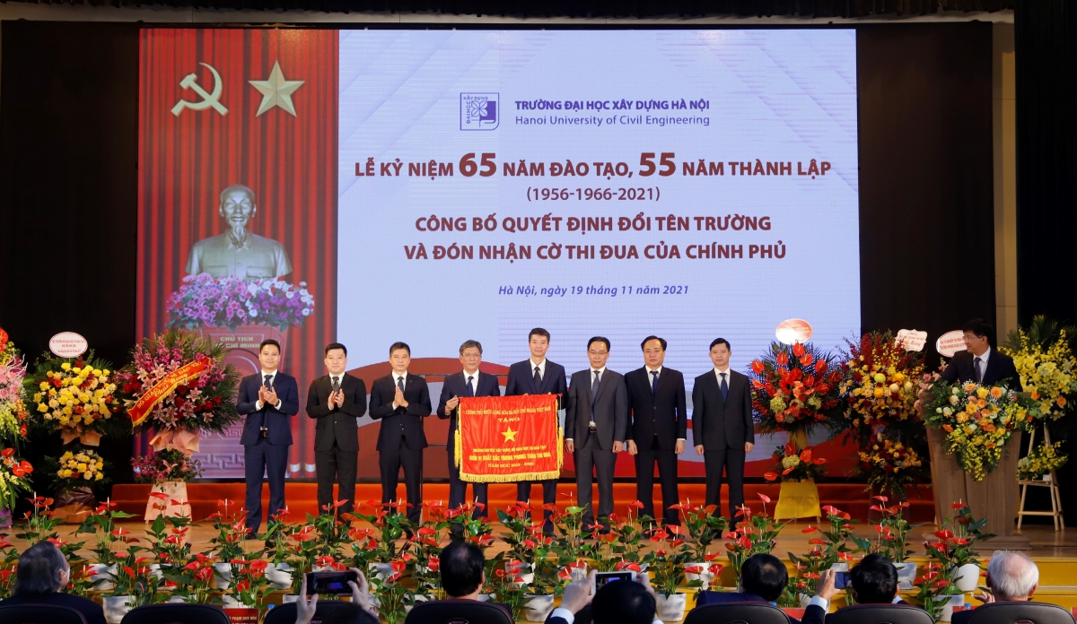 Ban giám hiệu trường Đại học Xây dựng Hà Nội nhận cở thi đua của Chính phủ 