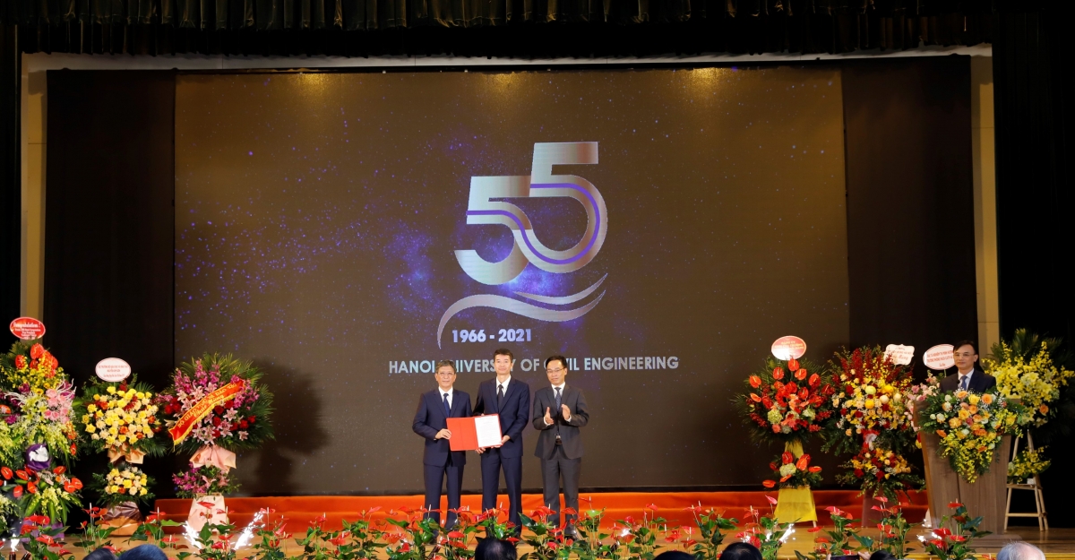 Chủ tịch Hội đồng trường PGS.TS Nguyễn Đình Thi và Hiệu trưởng PGS.TS Phạm Duy Hòa  đón nhận quyết định đổi tên trường thành Đại học Xây dựng Hà Nội 