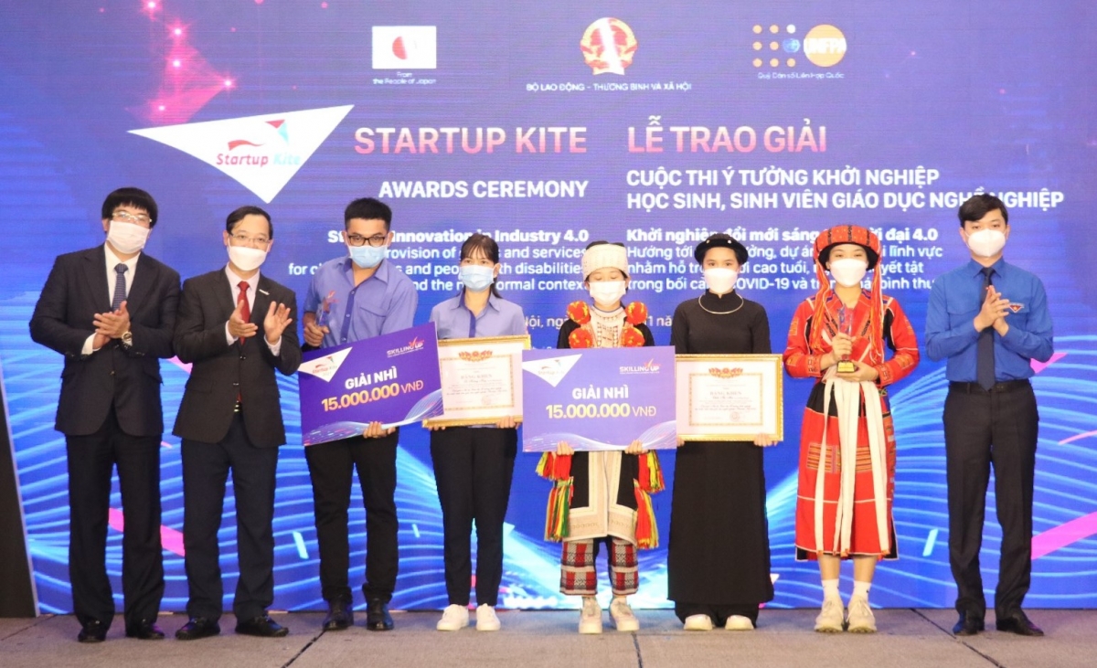 Ban tổ chức trao giải Nhì cho các ý tưởng, dự án 