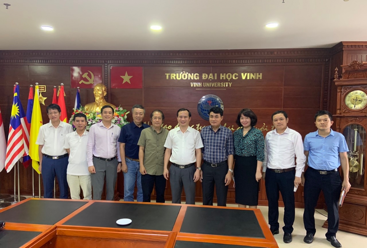 TS Lê Thống Nhất chụp ảnh cùng Ban giám hiệu trường Đại học Vinh  