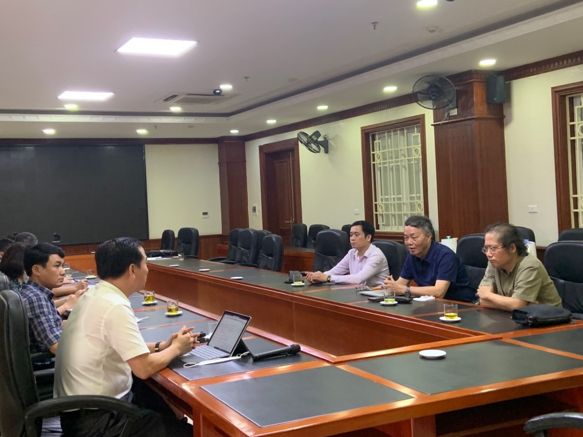 TS Lê Thống Nhất làm việc với BGH trường Đại học Vinh 