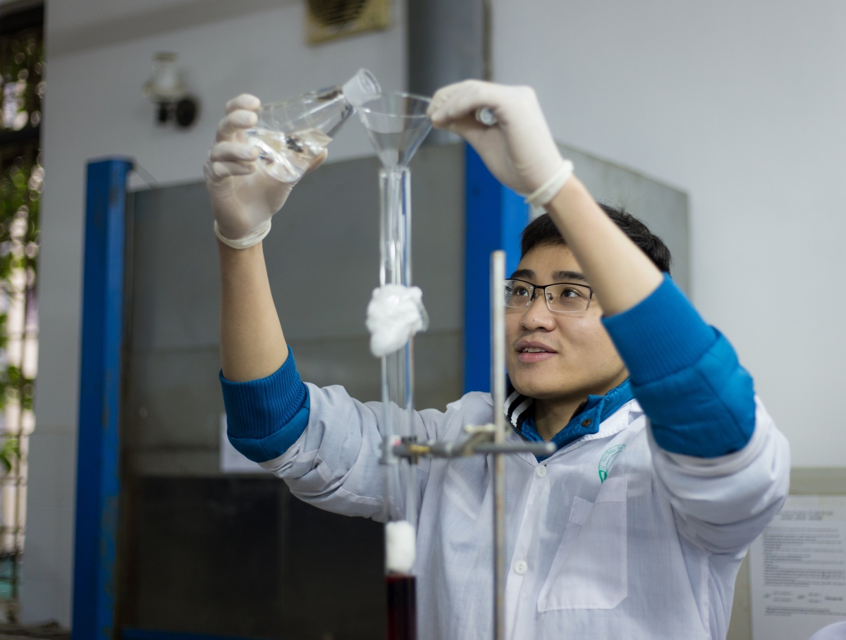 Tiến Anh giành rất nhiều thời gian làm việc ở phòng  thí nghiệm 