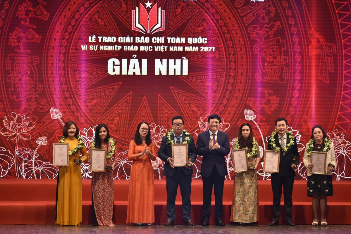 Nhà báo Hồ Quang Lợi trao giải cho những tác giải được giải Nhì 