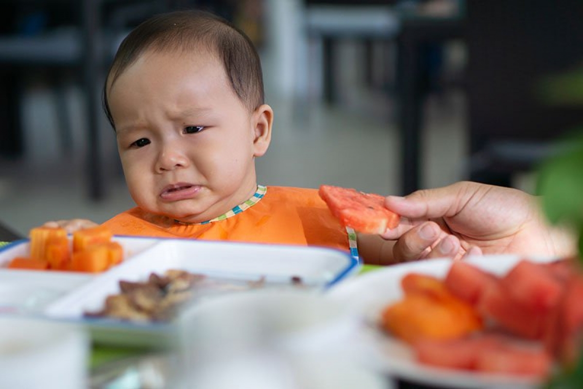 Tranh thủ cho trẻ ăn sau khi trẻ hạ sốt