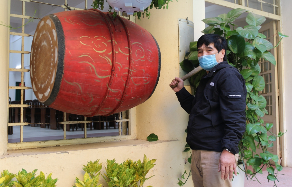 Bác Nguyễn Văn Hợi, bảo vệ Trường THPT Việt Đức phấn khởi vì được đánh trống trường sau thời gian dài nghỉ dịch. Bác cho biết, từ khi dịch COVID-19 bùng phát, ngày nào bác cũng tới trường trực nhưng vắng bóng HS. 