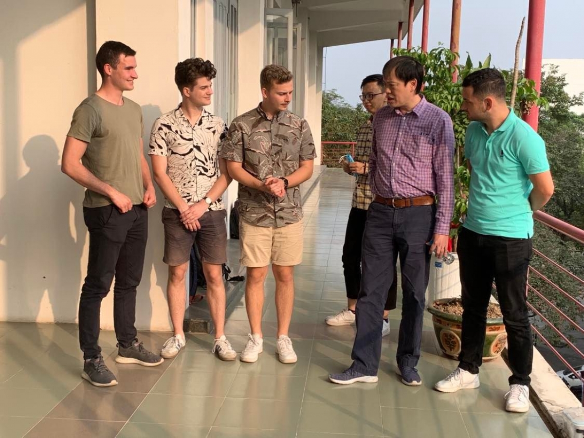 PGSTS Nguyễn Hữu Thanh - Hiệu trưởng Trường Điện - Điện tử Đại học Bách Khoa Hà Nội trao đổi với các bạn sinh viên Đức đến học tập, nghiên cứu tại trường 