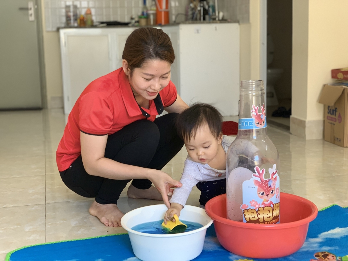 Cô giáo Linh và bé Ha Ha trong giờ: Học mà chơi, chơi mà học