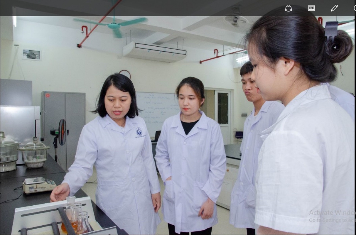 Cô giáo và sinh viên Khoa Công nghệ thực phẩm, Trường ĐH Kinh tế Kỹ thuật Công nghiệp trong giờ thực hành