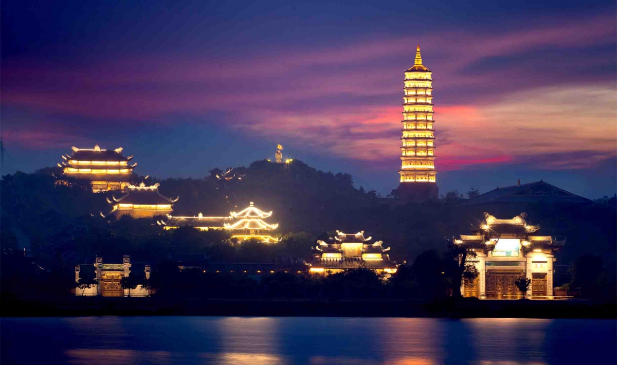 Chùa Bái Đính về đêm