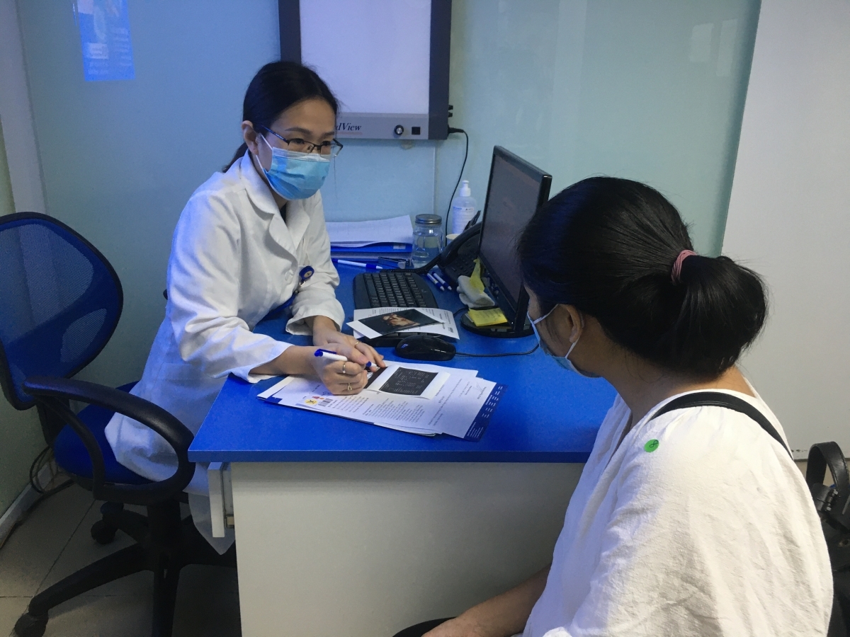 Ths-BS Nguyễn Thị Hiền khám và tư vấn cho bệnh nhân