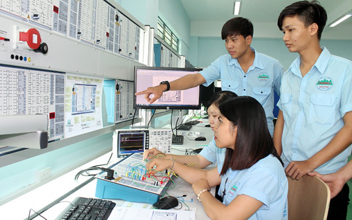 Các cơ sở giáo dục nghề nghiệp đang thúc đẩy mạnh đẩy mạnh ứng dụng công nghệ thông tin trong giảng dạy, quản trị trường học. (Ảnh: minh họa)