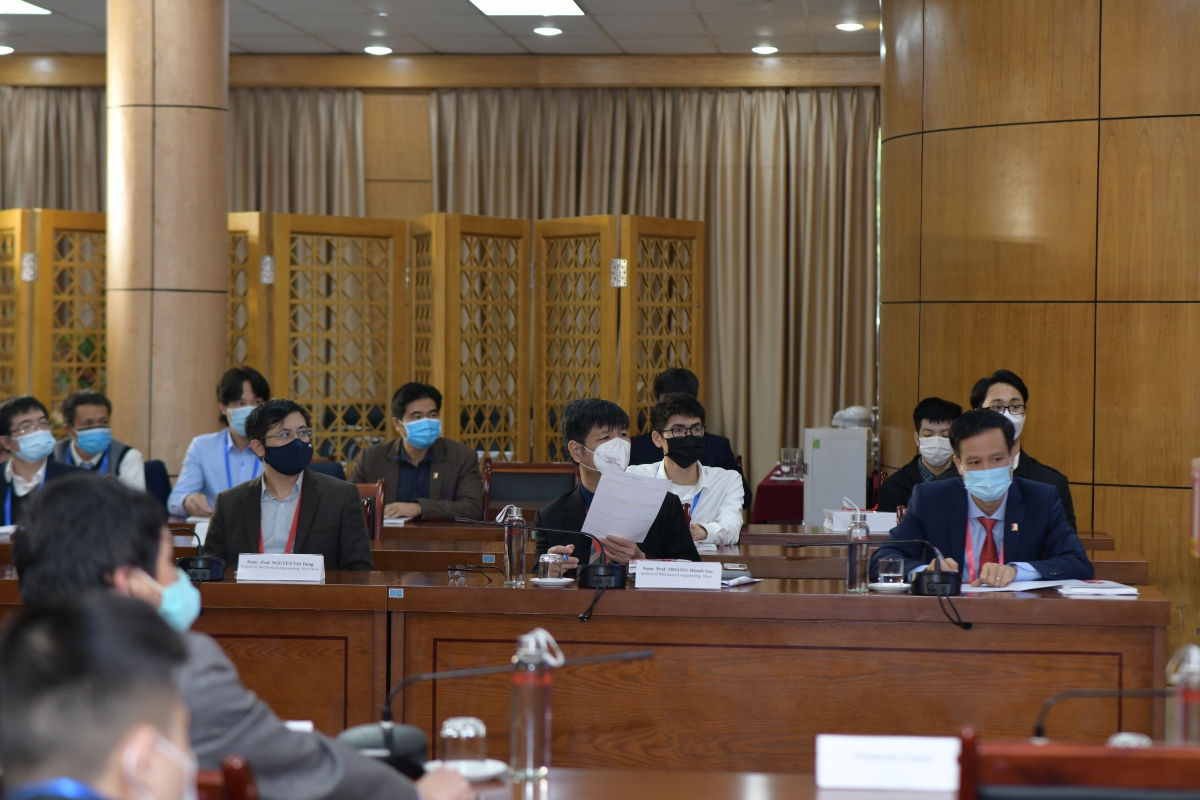 Các đại biểu tham dự hội thảo trực tiếp tại ĐH Bách khoa Hà Nội 