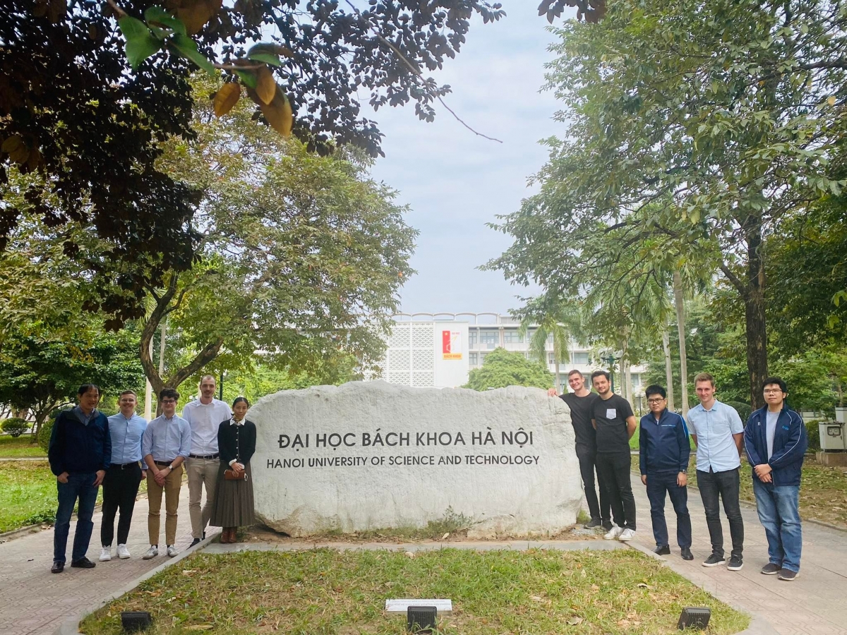 6 sinh viên Đức cùng các thầy cô Trường Điện - Điện tử ĐH Bách khoa Hà Nội 