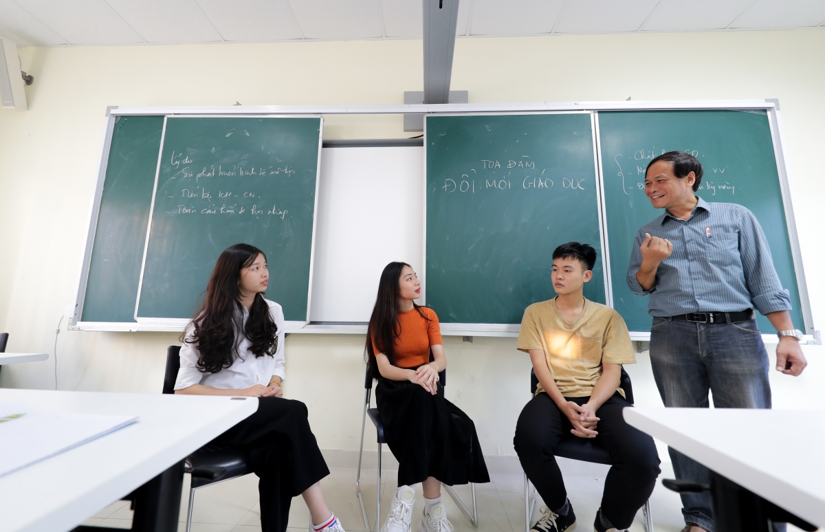 ĐHQG Hà Nội quy định, trong một năm học giảng viên phải dành tối thiểu 600 giờ hành chính để thực hiện nhiệm vụ nghiên cứu khoa học.