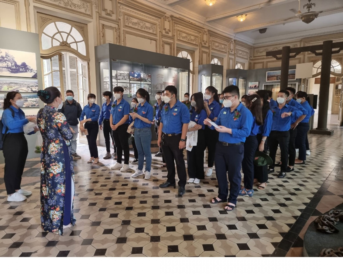 Nhiều đoàn khách đến Bảo tàng TP.HCM để học tập và khám phá 