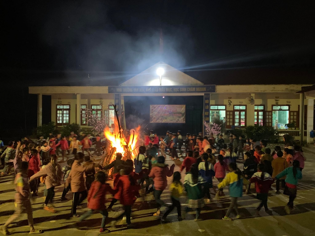 Hoạt động văn hóa, văn nghệ, đốt lửa trại mang đến cho các em học sinh nhiều trải nghiệm thú vị. 