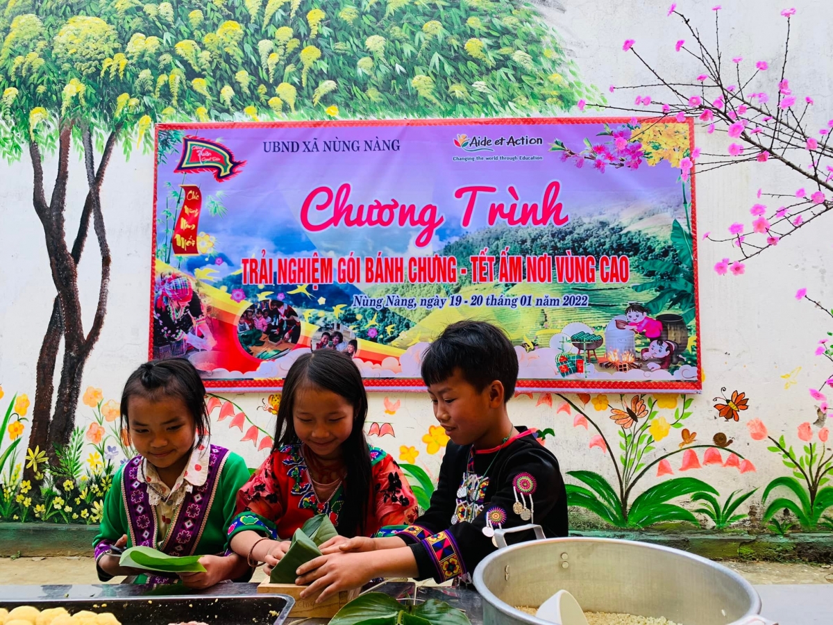 Cùng với hoạt động trải nghiệm gói bánh chưng, các em học sinh dân tộc Mông còn được nghe kể về sự tích bánh chưng, bánh dày. 