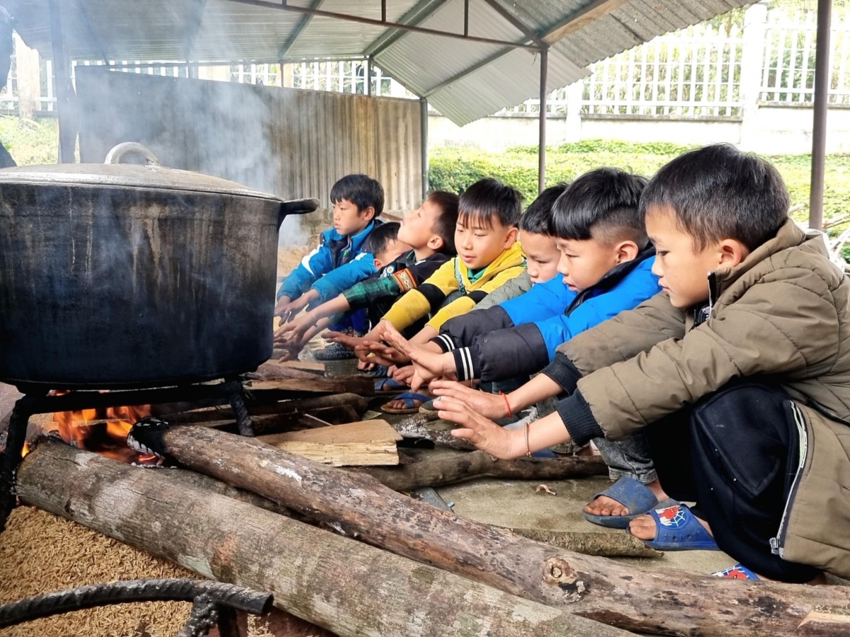 Với người Mông, bánh dày là bánh cổ truyền thường được làm mỗi dịp Tết. Tuy nhiên, năm nay, các em được thêm trải nghiệm gói bánh chưng.