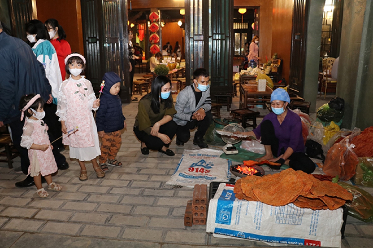 Một góc khu ẩm thực tại phố cổ Hoa Lư
 